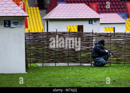 Ein Mann der terroirst Seite während der polizeilichen Spezialeinheiten bohrt mit der luzhniki Stadion am Tag der Moskauer Polizei, Russland Stockfoto