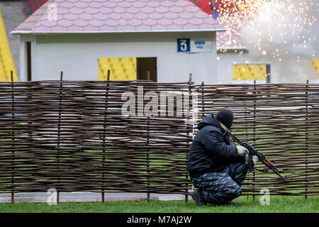 Ein Mann der terroirst Seite während der polizeilichen Spezialeinheiten bohrt mit der luzhniki Stadion am Tag der Moskauer Polizei, Russland Stockfoto