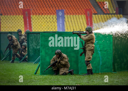 Eine demonstrative Leistung der polizeilichen Spezialeinheiten - "Beschlagnahme von Terroristen in Moskau Luzhniki Stadion während der Polizei Tag, Russland Stockfoto