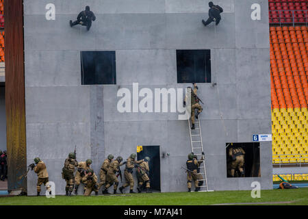 Demonstrative Leistung der Polizei Spezialeinheiten (Beschlagnahme von Terroristen) an der Luzhniki Stadion am Tag der Moskauer Polizei, Russland Stockfoto