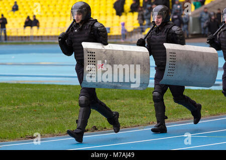 Demonstrative Leistung eines Russland Bereitschaftspolizei Special Forces (OMON) Luzhniki Stadion während der Feier der Polizei Tag in Moskau, Russland Stockfoto