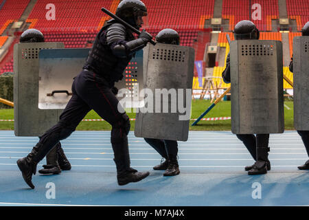 Demonstrative Leistung eines Russland Bereitschaftspolizei Special Forces (OMON) Luzhniki Stadion während der Feier der Polizei Tag in Moskau, Russland Stockfoto