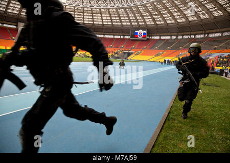 Demonstrative Leistung der Polizei Spezialeinheiten (Beschlagnahme von Terroristen) an der Luzhniki Stadion am Tag der Moskauer Polizei, Russland Stockfoto