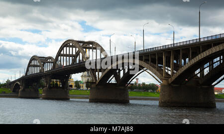 Blick auf Verklärung Kathedrale und Autobahnbrücke in Rybinsk, Russland Stockfoto