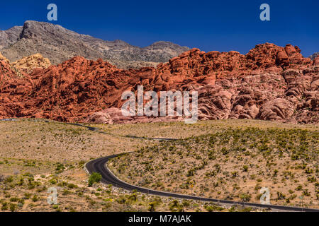 Die USA, Nevada, Clark County, Las Vegas, Red Rock Canyon, Calico Hills in Richtung La Madre Mountains mit Turtlehead Peak, Sicht vom Besucherzentrum Stockfoto