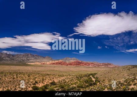 Die USA, Nevada, Clark County, Las Vegas, Red Rock Canyon, Calico Hills in Richtung La Madre Mountains mit Turtlehead Peak, Blick von der Red Rock Blicken Stockfoto