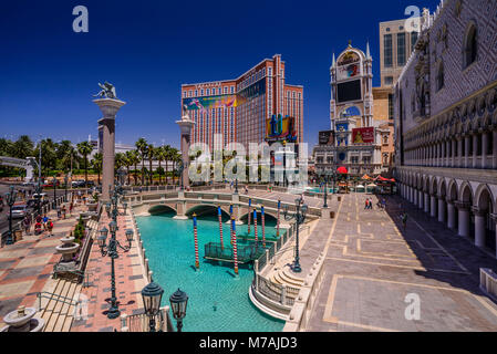 Die USA, Nevada, Clark County, Las Vegas, Las Vegas Boulevard, den Strip Canale Grande mit Rialto Brücke in Richtung Treasure Island, Blick von der Venezianischen Stockfoto