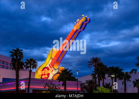 Die USA, Nevada, Clark County, Las Vegas, die East Harmon Avenue, Hard Rock Hotel, Eintrag, Gitarre, leuchtendes Objekt Stockfoto