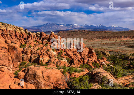 Die USA, Utah, Grand County, Moab, Arches National Park, Feuerofen in Richtung La Sal Mountains Stockfoto