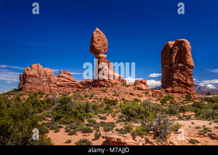 Die USA, Utah, Grand County, Moab, Arches National Park, Balanced Rock in Richtung La Sal Mountains Stockfoto