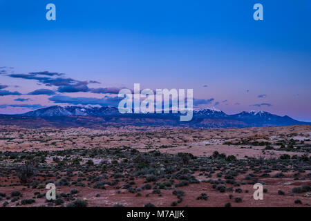 Die USA, Utah, Grand County, Moab, Arches National Park, Petrified Dunes in Richtung La Sal Mountains Stockfoto