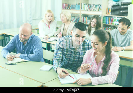 Positiven Profis Notizen an Schulung für Mitarbeiter Stockfoto