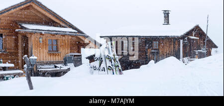 Österreich, Montafon, Garfrescha alp Dorf (1550 m), auf der oberen Seite von St. Gallenkirch. Urige Skihütte in der Alp Dorf. Stockfoto