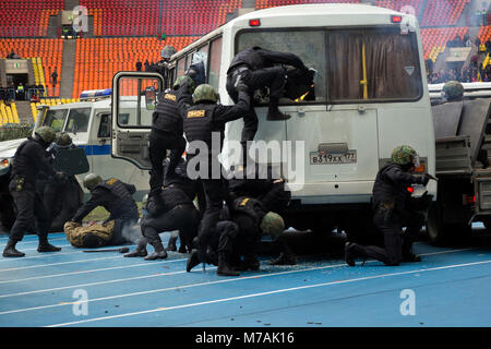 Bohrer der Polizei Spezialeinheiten zu Terroristen als Geisel nehmen, die in einem Bus in Moskau Luzhniki Stadion Stockfoto