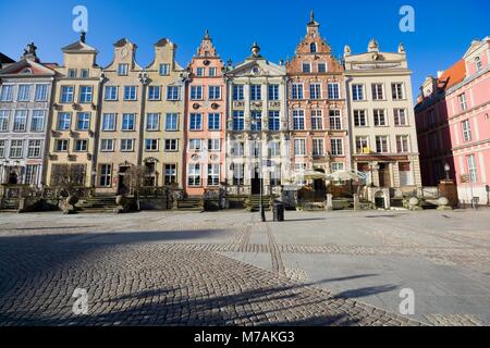 Danzig, Polen - 20. APRIL 2017: Bürgerhäuser mit Eingang Terrassen und reich verzierten Fassaden auf dem Langen Markt in der Altstadt von Danzig, Pola Stockfoto