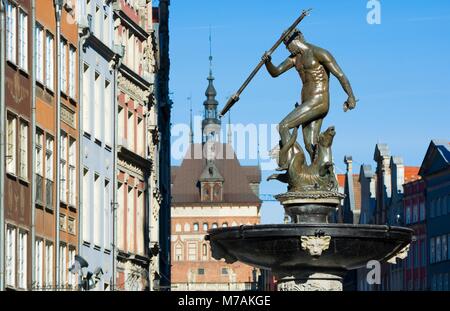 Neptunbrunnen - Symbol von Danzig, an Langen Markt entfernt, verschwommenes Käfigturm und Bürgerhäuser im Hintergrund, Polen Stockfoto