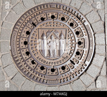 Stadt Armen auf einem Kanaldeckel, Altstadt, Aschaffenburg, Unterfranken, Franken, Bayern, Deutschland, Europa Stockfoto