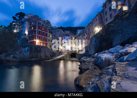 Europa, Italien, Ligurien, Cinque Terre, Riomaggiore, Wolken über Riomaggiore Stockfoto