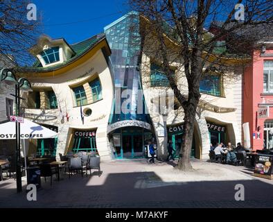 SOPOT, Polen - 20. APRIL 2017: Krzywy Domek - die meisten schief der Welt Haus, auf Monte Cassino Straße entfernt. Gebäude ist eine beliebte touristische attracti Stockfoto