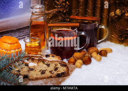 Glühwein und Christstollen Stockfoto