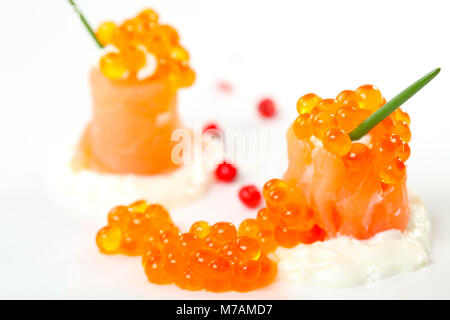 Kleine Brötchen mit Lachs mit Kaviar Stockfoto