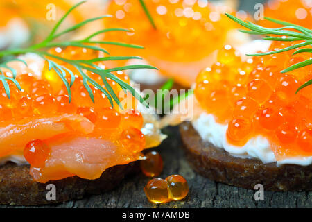 Canapés mit Lachs und Kaviar Stockfoto