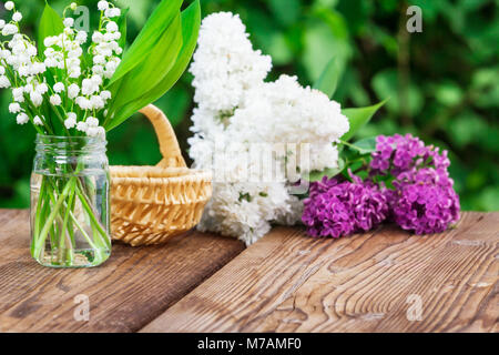 Maiglöckchen und Flieder Stockfoto