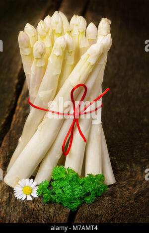 Frischer weißer Spargel Stockfoto