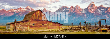 Die USA, Wyoming, Grand Tetons National Park, Scheune, Gebirge, das Morgenlicht. Stockfoto