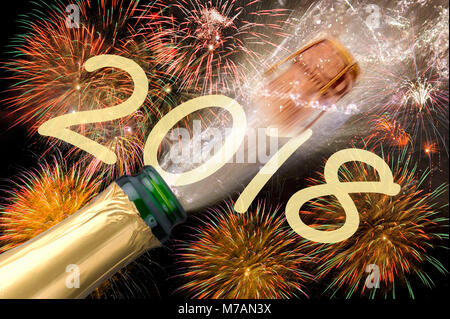 Knallende Champagnerflasche mit Korken fliegen und ein brillantes Feuerwerk zu Silvester im Jahr 2018 Stockfoto