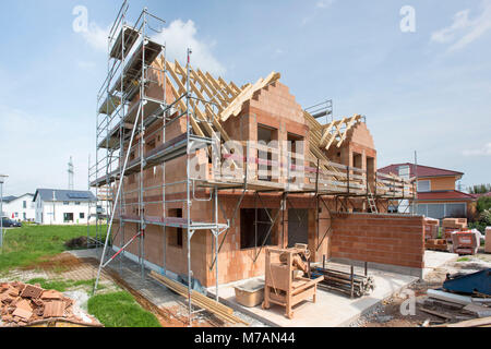 Shell eines Hauses mit Ziegel für Dach und Dachstuhl Stockfoto