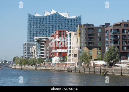 Hamburg, Elbphilharmonie mit Häusern im Grasbrookhafen Stockfoto