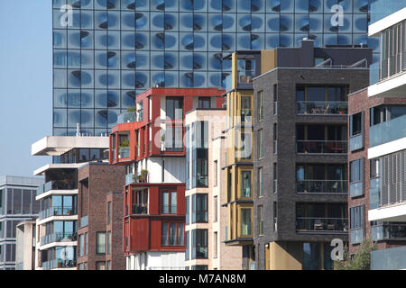 Hamburg, Elbphilharmonie mit Häusern im Grasbrookhafen Stockfoto