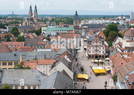 Speyer, Blick vom Dom auf die Maximilianstraße, mit Das altpörtel (Stadttor), verändern die Münze (rechts vorne) und der Pfarrkirche St. Joseph (links hinten) Stockfoto