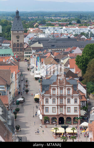 Speyer, Blick vom Dom auf die Maximilianstraße mit 'Das 'westlichen Stadttor Altpörtel Speyers, davor auf der rechten Seite der "Alten Münze" Stockfoto