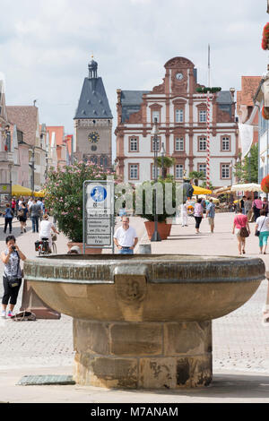 Speyer, Ansicht von der Kathedrale auf der Maximilianstraße, im Vordergrund die Domnapf Stockfoto