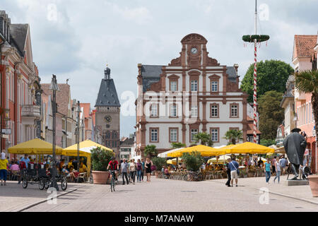 Speyer, Blick vom Dom auf die Maximilianstraße mit 'Das 'westlichen Stadttor Altpörtel Speyers, davor auf der rechten Seite der "Alten Münze" Stockfoto