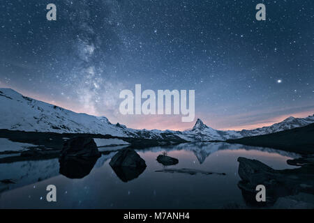 Milchstraße über das Matterhorn (Berg) mit Reflexion in der Stellisee (See), Schweiz Stockfoto