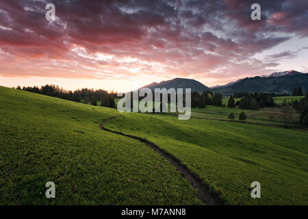 Dramatischer Sonnenaufgang in der Region Allgäu, Bayern, Deutschland Stockfoto