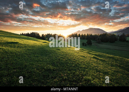 Dramatischer Sonnenaufgang in der Region Allgäu, Bayern, Deutschland Stockfoto