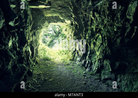 Alte Tunnel auf einem Berg weg im Val Codera, Lombardei, Italien Stockfoto