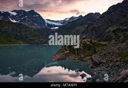 Bacino di Alpe Gera mit Sasso Rosso und Fellaria Gletscher im Val Malenco, Berninagruppe, Sondrio, Lombardei, Italien Stockfoto