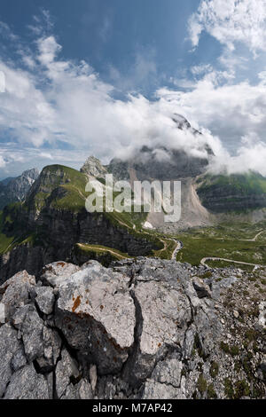 Mangart Berge, Wolken, Nationalpark Triglav, Slowenien Stockfoto