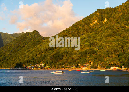 Fischerboote in der Bucht von Soufriere, Dominica, Karibik Stockfoto