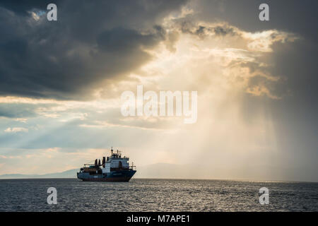 Schiff, bevor die Sonne durch die Wolken über den Amur in Wladiwostok, Russland brechen Stockfoto