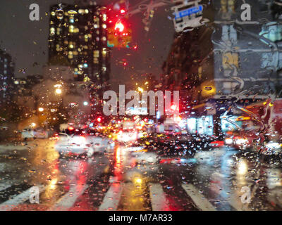 Straße, Verkehr, Auto, Regentropfen auf der Windschutzscheibe, New York im Regen Stockfoto