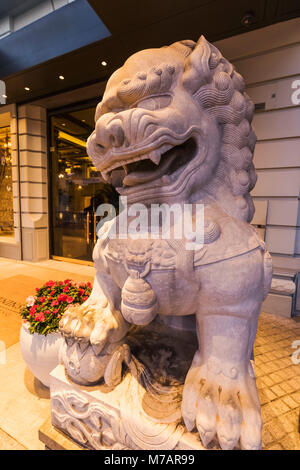 China, Hong Kong, Kowloon, das Peninsula Hotel, Eingang Lion Statue Stockfoto