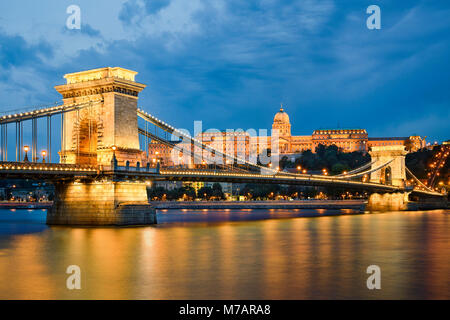 Budaer Burg und Kettenbrücke in der Nacht in Budapest, Ungarn Stockfoto