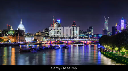 Skyline von London und die Themse bei Nacht, Großbritannien Stockfoto
