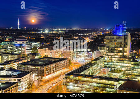 Die Nacht-Skyline von Hannover, Deutschland Stockfoto